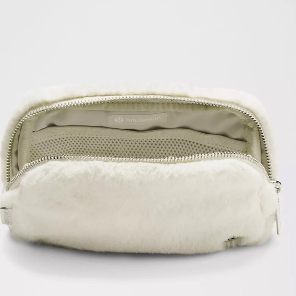 New Lululemon Everywhere Belt Bag Plush Fleece white - Picture 5 of 10